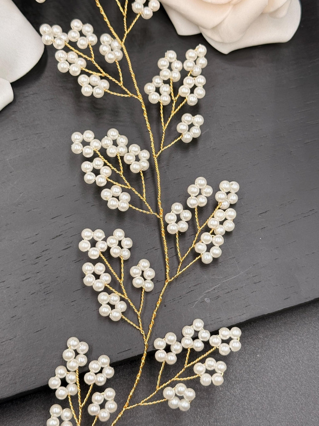 Zartes Perlen Hair Vine in Gold oder Silber für Bräute - AVYRAA BRIDAL
