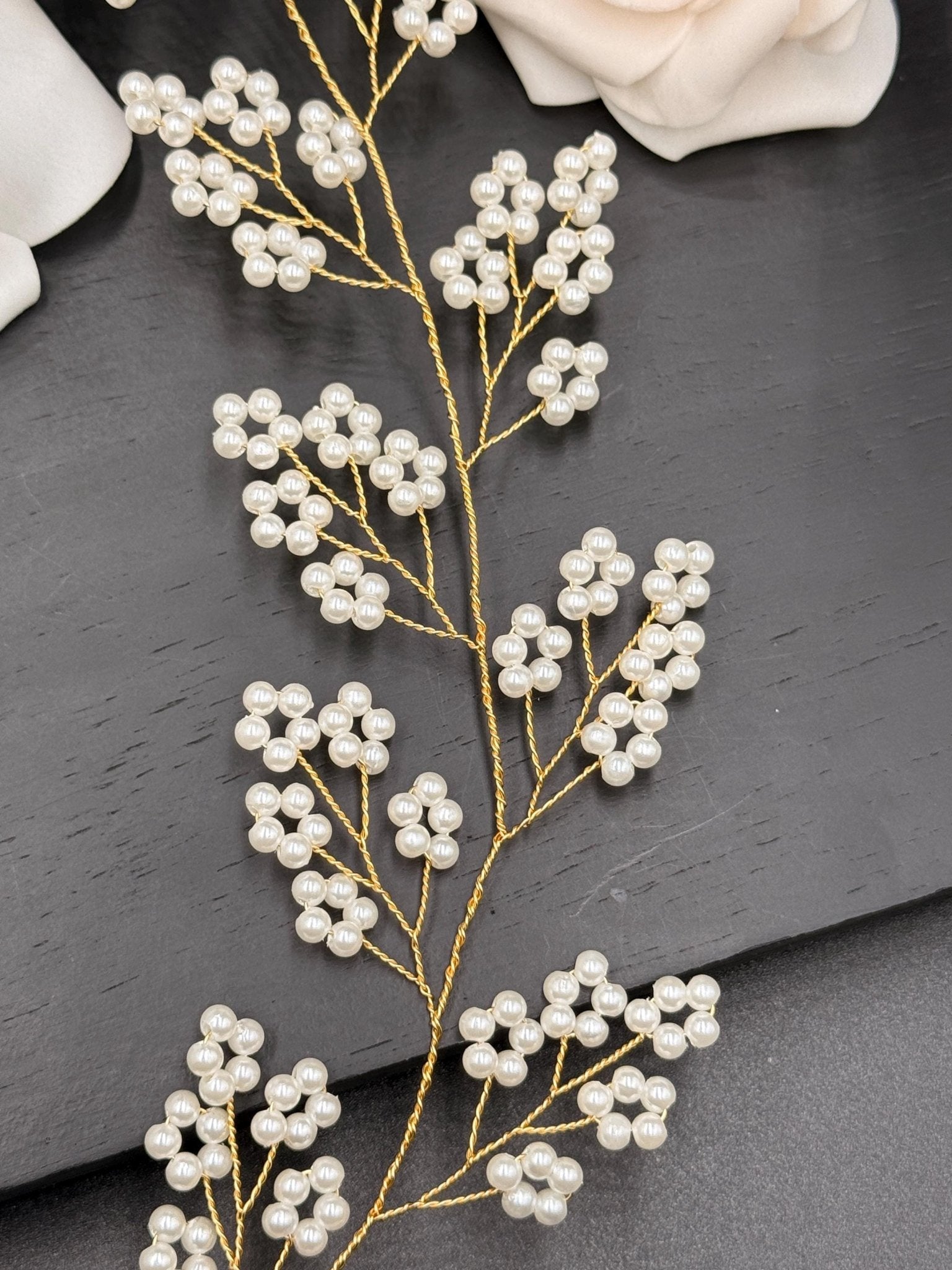 Zartes Perlen Hair Vine in Gold oder Silber für Bräute - AVYRAA BRIDAL
