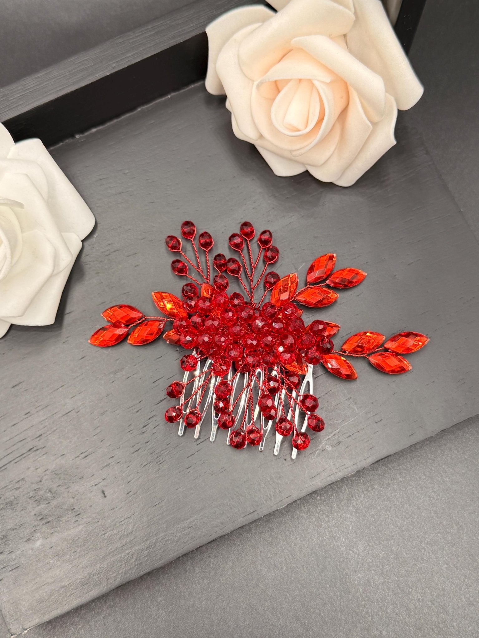Zierlicher Brauthaarkamm mit Kristall - und Perlendetails – handgefertigt - AVYRAA BRIDAL