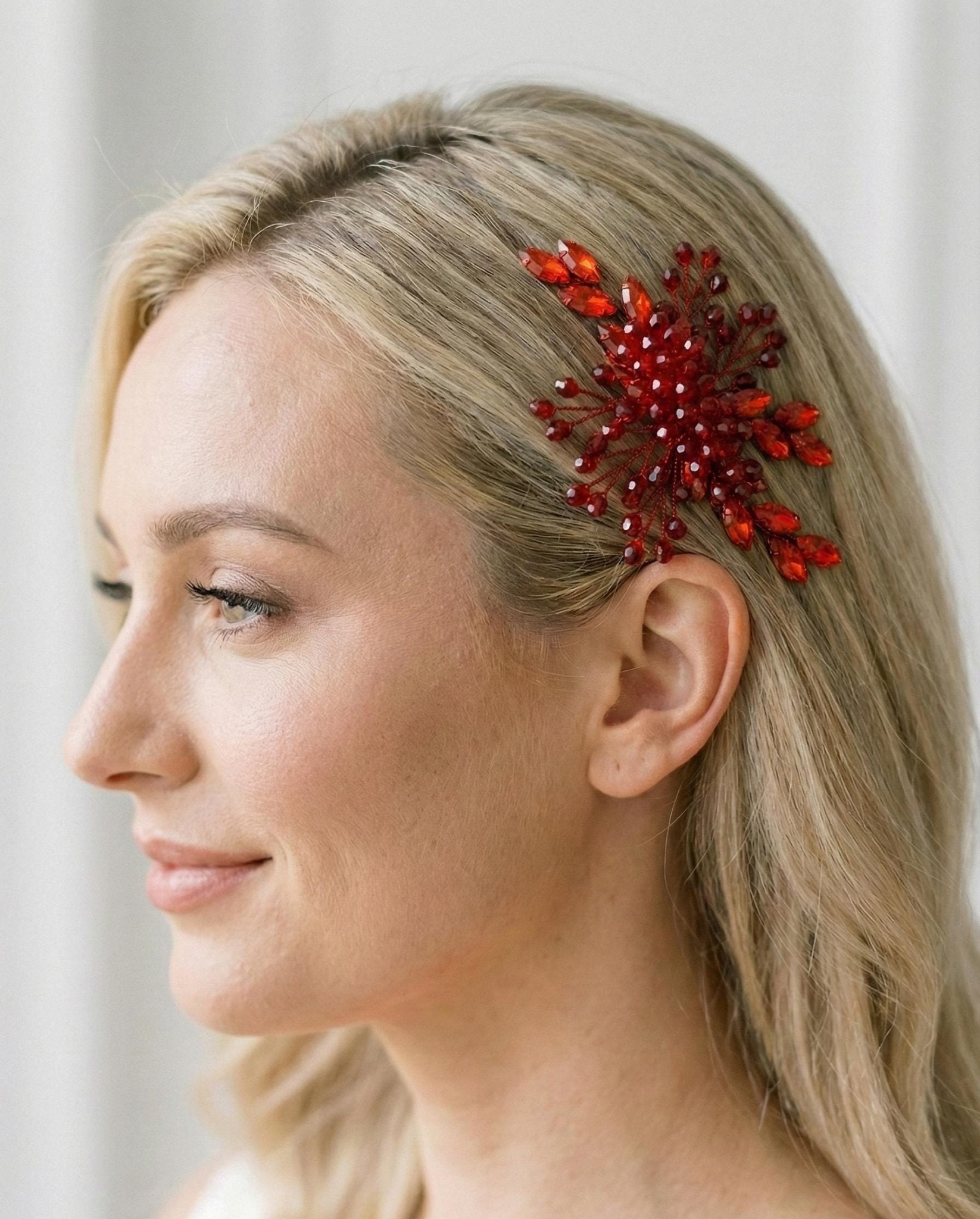 Zierlicher Brauthaarkamm mit Kristall - und Perlendetails – handgefertigt - AVYRAA BRIDAL