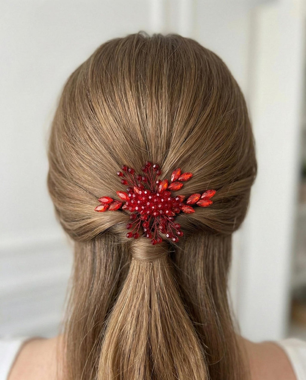 Zierlicher Brauthaarkamm mit Kristall - und Perlendetails – handgefertigt - AVYRAA BRIDAL